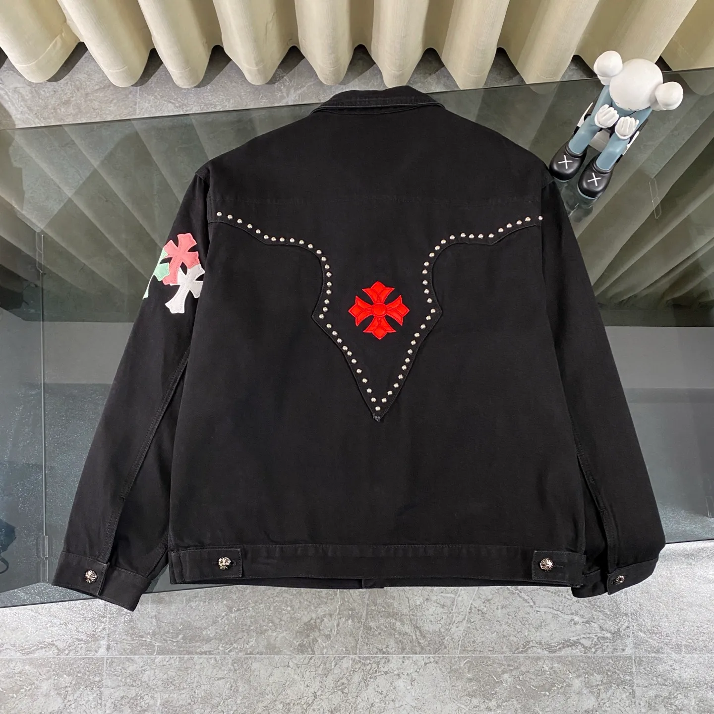P300 Chrome Hearts Chrome Hearts heavy-duty denim jacket with rivets. The same style as the Internet celebrity. Denim jacket with cross print all over. The unique cross design element is full of design. It is made of 100% denim cotton fabric with heavy coarse yarn count, which ensures a stiff and tough silhouette while being soft, comfortable and breathable. The lapel is designed with silver buttons and is full of texture. The classic cross logo is all over the dress, making it a perfect versatile style for spring and summer! The original loose version is made of high-quality pure cotton fabrics. The fabric pattern is high-definition and delicate without burrs. It is comfortable and breathable to wear. All the buttons are molded and customized. It is casual and fashionable and can be matched with any bottoms. It can be windproof and sunproof in spring and summer. It can be worn outside in autumn and winter! Easily concave shape makes you look slimmer and taller, perfect for both men and women! Color: Black Size: S M L XL
